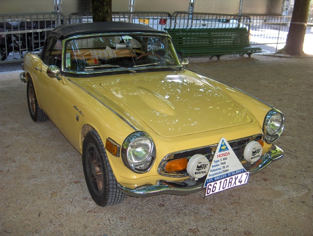 Honda Cabriolet S 800:Compte Tours à 13000trs/mn,çà ronronne bien.Moteur sur base de celui de la moto 750 Honda.