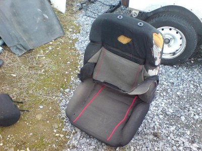 un des fauteuilles tout pouri