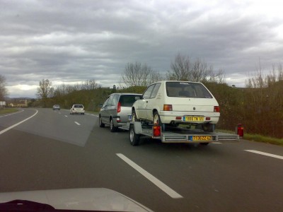 Escortée par une Ax sport et une 205 rallye... Y a pire pour un premier déplacement non?
