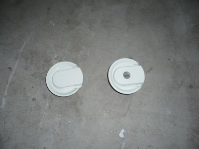 mes deux bouchon de reservoir d'essence.lequel d'origine pour ma rallye de mars 88 ????...............