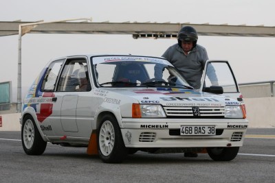 Jean Marc s'appêtre à faire quelques tours de circuit