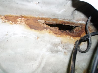 trou dans compartiment moteur.JPG
