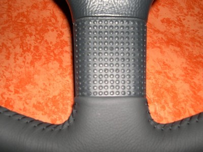 Fait main, sur mesure par l'entreprise même qui habillait de cuir les volants des 205 GTI à l'époque !
