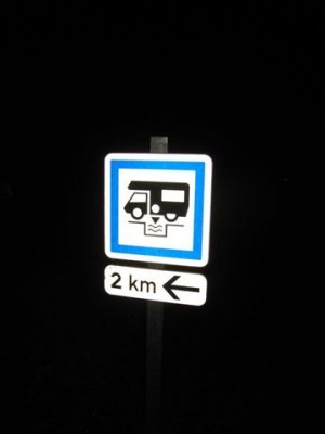 N°16 Le nouveau logo du CLUB 205 RCF sur la voiture de Scale ! Je traduis le panneau : Je m'appele Jean-Luc et j'ai laissé une trainée d'huile de boite sur 2 kms. Sacré Jean-luc, les bouchons c'est pas que sur les bouteilles qu'il les enlève!!!