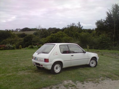 Sympa le paysage breton non? La peinture de ma Rallye est légèrement crème comparé a certaine que je voit sur ce forum, c'est ptete la rouille meme si yen a pas...