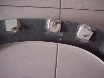 On voit bien les vis inox qui dépassent des cales (elles ne sont pas très longues, il me semble même que je les avaient raccourcis