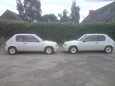 les deux cote a cote de loin ce son des jumelles
