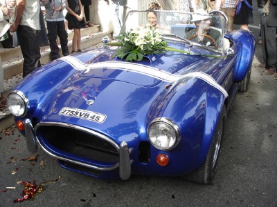 sympa la cobra!!!avec un petit moteur de ford mustang avoisinant les 500 chevaux en FURIE sous le capot!!!!