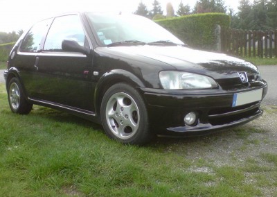 pneus, freins, échappement, peinture, accessoires en tout genre, répartion de sièges, fuite moteur etc...  tout est fait! plus qu'a rouler!  et quel plaisir ce 1.6 16v