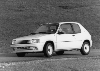 205 rallye av gauche.jpg