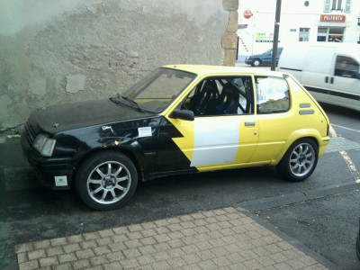 voila la rallye en question, une photo suffira avant son arrivé a la maison, je ne suis pas encore le proprio daonc on se détend ^^