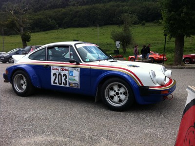 Pour les plus jeunes , l'homme qui ouvre la portière c'est Mr Denis Giraudet ( Champion du monde des rallyes copilote de Didier Auriol )