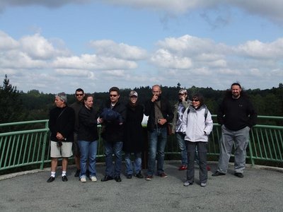 Le groupe de survivants sur le barrage