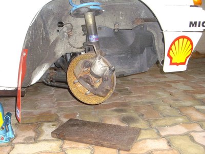 les premières de la 205 Rallye sur trois roues, sur plat, et non dans un virage!!!