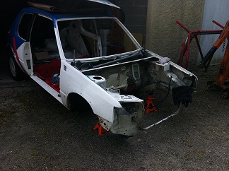 sortie de la caisse pour commencer le poncage du chassis...