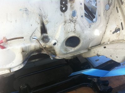 compartiment moteur , on voit les 3 soudures ou la caisse avait cassé suite au choc