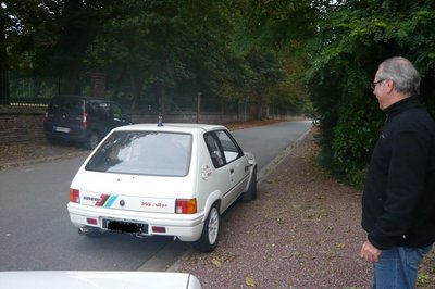 Roger en train de contempler la rallye d'Antoine