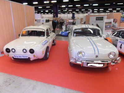 Une très belle et très rare dauphine 1093 et un proto à moteur R5 Alpine