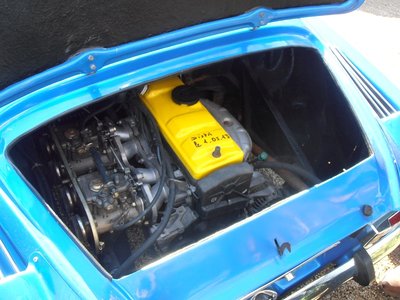 et un moteur dans une Alpine A110 qu'il me semble reconnaitre non ...