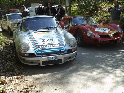 une voiture certainement de la caravne publicitaire du tour de france.. cyclistes... je l'ai demandé si il en a encore.. du martini, mais l' ma pas répondu....