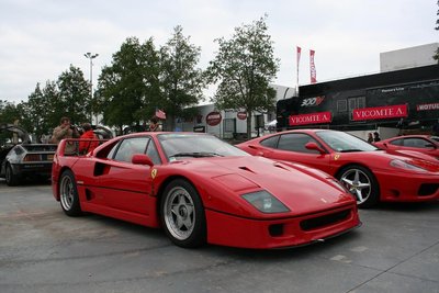 Youngtimer aussi la F40, une des rare Ferrari que j'apprécie, face à elle une Miura (un autre monde...)
