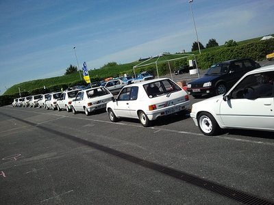 A la queue pour partir à la parade.