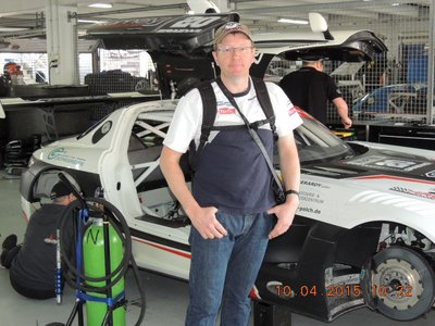 le pilote avec sa fer à rit derrière lui....