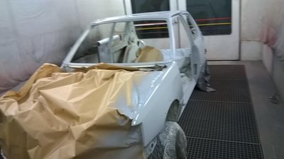 voici l auto apres quelque temps de poncage mastic ,puis mise dans la cabine pour mettre l appret