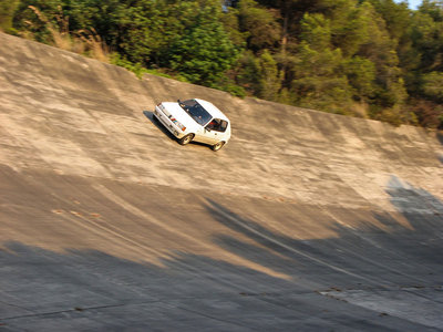 Avec la 205 Rallye on a passé environ 120-130 km/h malgré les vibrations par l'état irrégulier du cement.