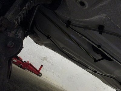 arrivé a gauche, retour a droite. La canalisation entre les deux est celle dee frein ar