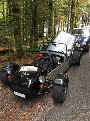 "Le capot, il n'est pas articulé ??" - "Non".