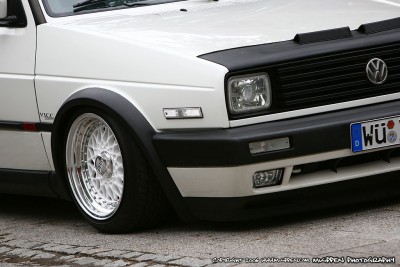Voilà le style que je vois pour mes jantes, un fond blanc meije et le bord poli.....dommage car la visserie apparente ça tue vraiment au niveau du look...