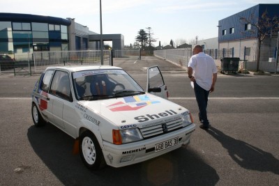 Devant les locaux d'Enjolras Jean Marc Ivens va reprendre le volant de "sa" voiture