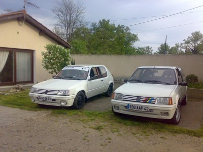 La voiture avec la "Gouskmobile" (toujours aussi belle) à ses cotés