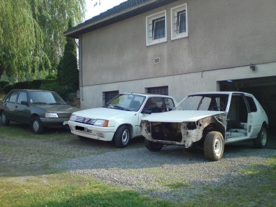 la 2, la 1 et au fond ma 1ère 205 un modèle 1984, qui va devenir donneuse d'organes