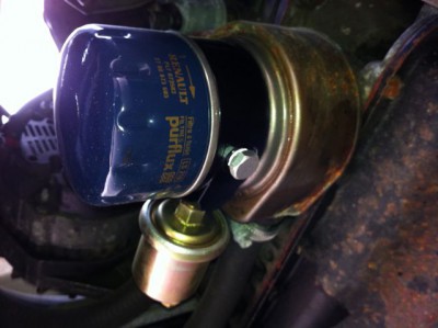 On voit ici la sonde de pression d'huile. Désolé pour le filtre a huile Renault...
