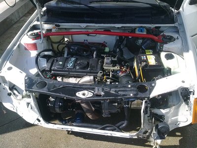Le compartiment moteur (presque) propre avec le kit durite "Venair" noir de notre ami Aubrey installé.