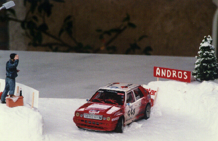 la lancia d'un copain qui courrait sur terre et au trophée andros. il s'est tué a moto.