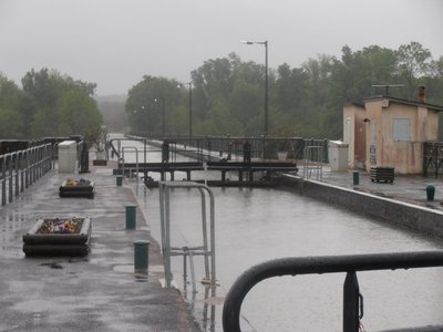 vue sur le canal et ses 2 écluses